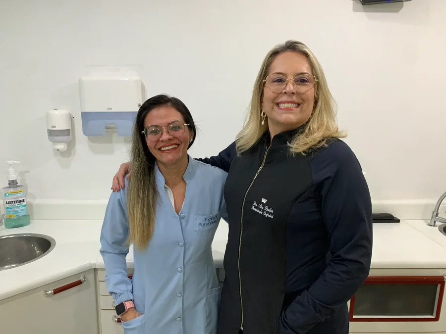 Dra. Ana C. Badin e Josi, assistente odontológica, no consultório em Copacabana