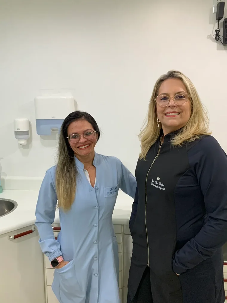 Dra. Ana Badin e a assistente Josi na sala de atendimento