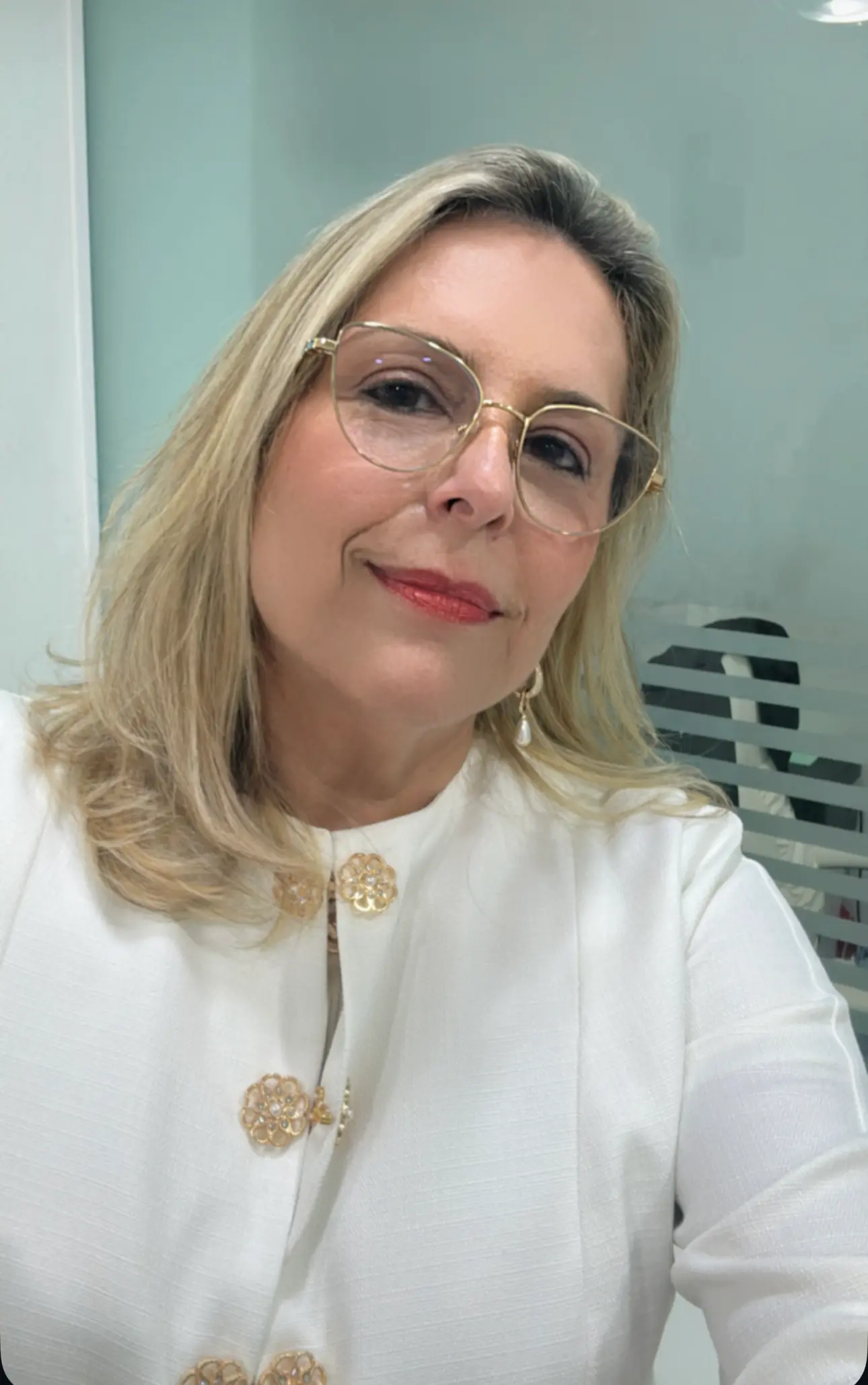 Dra. Ana C. Badin, cirurgiã-dentista, no consultório em Copacabana